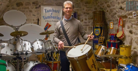 Palo del Colle, Rocco e i suoi strumenti: «Realizzo tamburi e batterie con le mie mani»